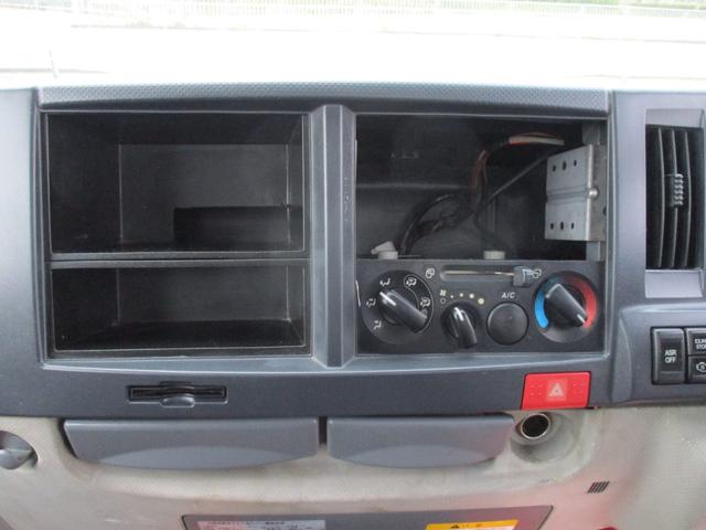 エルフトラック １．５トン　標準　平　ＡＴ　全低床　荷寸３１１－１６０－３８　４ナンバー　ロープフック　アイドリングストップ　レベライザー　地上高：８４ｃｍ　平車　平ボディ　標準平　４ＪＪ１　シルバー　オートマチック車　２トン車　２トンベース　２トン　２トン平　１１０馬力　架装（37枚目）