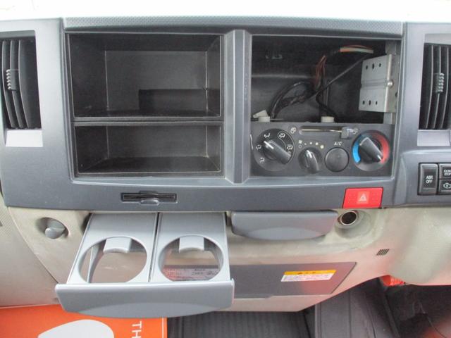 エルフトラック １．５トン　標準　平　ＡＴ　全低床　荷寸３１１－１６０－３８　４ナンバー　ロープフック　アイドリングストップ　レベライザー　地上高：８４ｃｍ　平車　平ボディ　標準平　４ＪＪ１　シルバー　オートマチック車　２トン車　２トンベース　２トン　２トン平　１１０馬力　架装（38枚目）