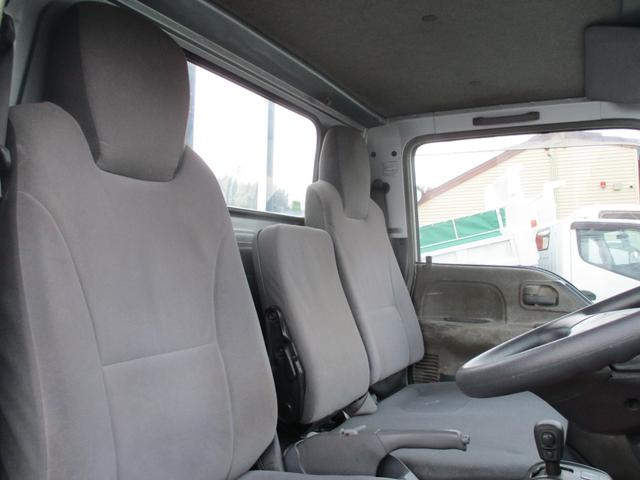 エルフトラック １．５トン　標準　平　ＡＴ　全低床　荷寸３１１－１６０－３８　４ナンバー　ロープフック　アイドリングストップ　レベライザー　地上高：８４ｃｍ　平車　平ボディ　標準平　４ＪＪ１　シルバー　オートマチック車　２トン車　２トンベース　２トン　２トン平　１１０馬力　架装（42枚目）