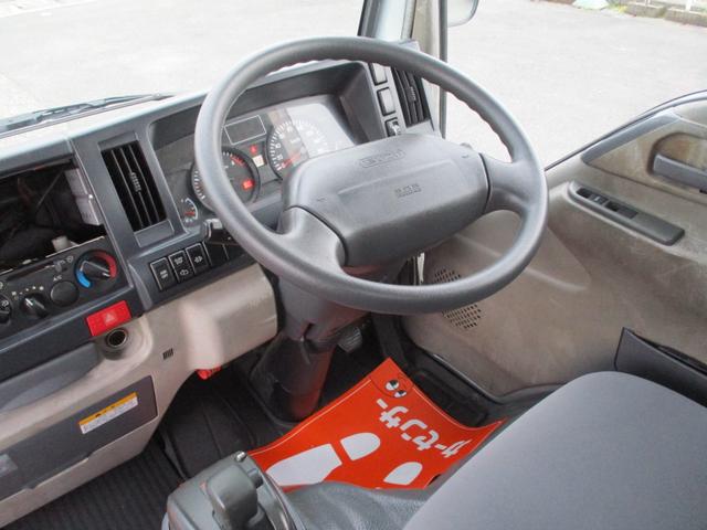 エルフトラック １．５トン　標準　平　ＡＴ　全低床　荷寸３１１－１６０－３８　４ナンバー　ロープフック　アイドリングストップ　レベライザー　地上高：８４ｃｍ　平車　平ボディ　標準平　４ＪＪ１　シルバー　オートマチック車　２トン車　２トンベース　２トン　２トン平　１１０馬力　架装（44枚目）