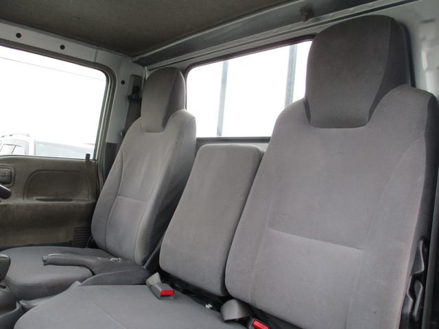 エルフトラック １．５トン　標準　平　ＡＴ　全低床　荷寸３１１－１６０－３８　４ナンバー　ロープフック　アイドリングストップ　レベライザー　地上高：８４ｃｍ　平車　平ボディ　標準平　４ＪＪ１　シルバー　オートマチック車　２トン車　２トンベース　２トン　２トン平　１１０馬力　架装（46枚目）