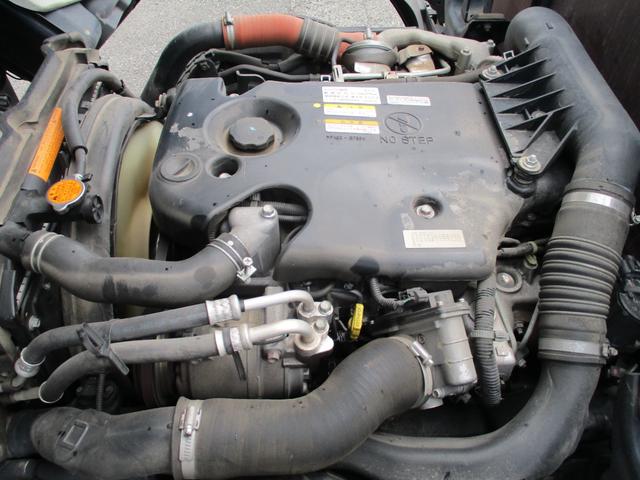 エルフトラック １．５トン　標準　平　ＡＴ　全低床　荷寸３１１－１６０－３８　４ナンバー　ロープフック　アイドリングストップ　レベライザー　地上高：８４ｃｍ　平車　平ボディ　標準平　４ＪＪ１　シルバー　オートマチック車　２トン車　２トンベース　２トン　２トン平　１１０馬力　架装（50枚目）