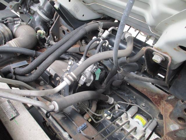 エルフトラック １．５トン　標準　平　ＡＴ　全低床　荷寸３１１－１６０－３８　４ナンバー　ロープフック　アイドリングストップ　レベライザー　地上高：８４ｃｍ　平車　平ボディ　標準平　４ＪＪ１　シルバー　オートマチック車　２トン車　２トンベース　２トン　２トン平　１１０馬力　架装（52枚目）