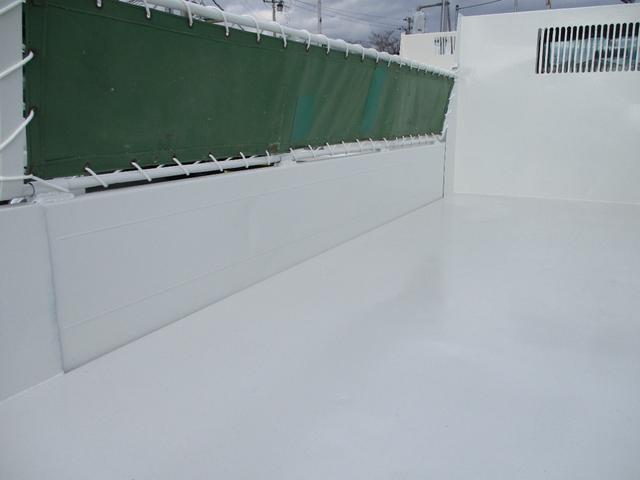 エルフトラック ２トン　強化ダンプ　新明和　高床　５速ＭＴ　コボレーン　荷寸３０４－１５９－３２　ピン加工　メッキパーツ　荷台塗装　４ナンバー　ピン　ＡＢＳ　ＡＳＲ　左電格ミラー　コボレーンシート　　坂道発進補助装置　馬力１５０馬力　レベライザー　地上高９５ｃｍ（17枚目）