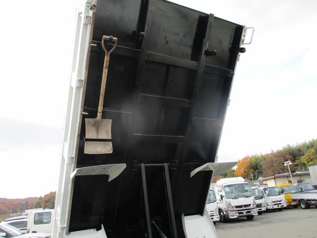 エルフトラック ２トン　強化ダンプ　新明和　高床　５速ＭＴ　コボレーン　荷寸３０４－１５９－３２　ピン加工　メッキパーツ　荷台塗装　４ナンバー　ピン　ＡＢＳ　ＡＳＲ　左電格ミラー　コボレーンシート　　坂道発進補助装置　馬力１５０馬力　レベライザー　地上高９５ｃｍ（23枚目）