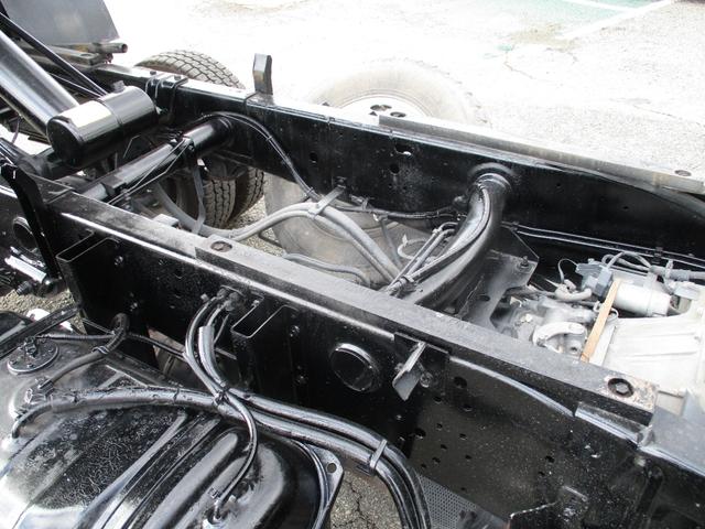 エルフトラック ２トン　強化ダンプ　新明和　高床　５速ＭＴ　コボレーン　荷寸３０４－１５９－３２　ピン加工　メッキパーツ　荷台塗装　４ナンバー　ピン　ＡＢＳ　ＡＳＲ　左電格ミラー　コボレーンシート　　坂道発進補助装置　馬力１５０馬力　レベライザー　地上高９５ｃｍ（25枚目）