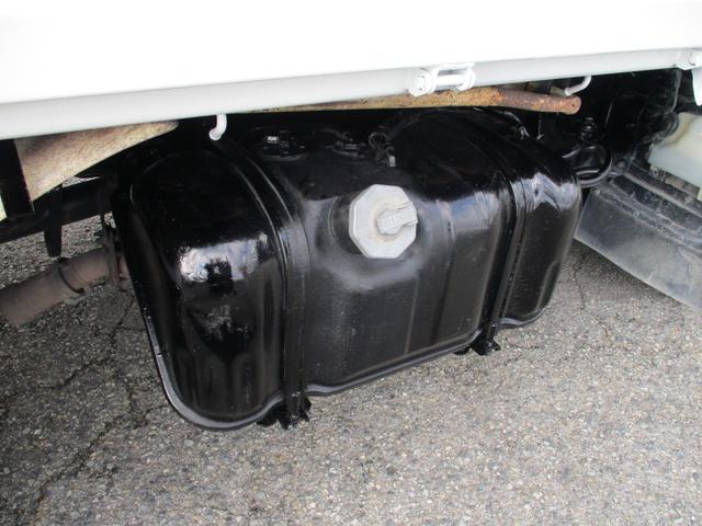 エルフトラック ２トン　強化ダンプ　新明和　高床　５速ＭＴ　コボレーン　荷寸３０４－１５９－３２　ピン加工　メッキパーツ　荷台塗装　４ナンバー　ピン　ＡＢＳ　ＡＳＲ　左電格ミラー　コボレーンシート　　坂道発進補助装置　馬力１５０馬力　レベライザー　地上高９５ｃｍ（26枚目）