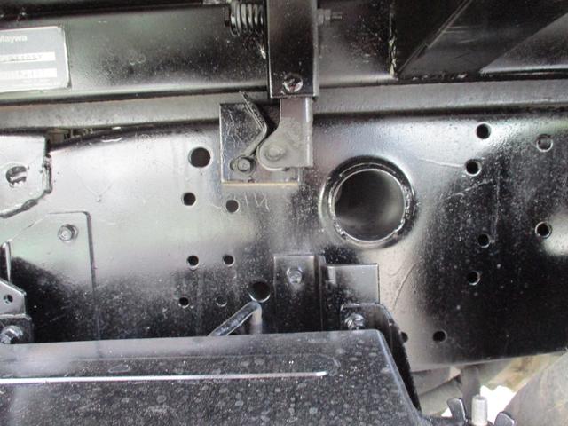 エルフトラック ２トン　強化ダンプ　新明和　高床　５速ＭＴ　コボレーン　荷寸３０４－１５９－３２　ピン加工　メッキパーツ　荷台塗装　４ナンバー　ピン　ＡＢＳ　ＡＳＲ　左電格ミラー　コボレーンシート　　坂道発進補助装置　馬力１５０馬力　レベライザー　地上高９５ｃｍ（27枚目）