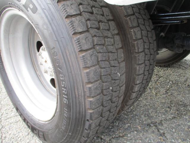 エルフトラック ２トン　強化ダンプ　新明和　高床　５速ＭＴ　コボレーン　荷寸３０４－１５９－３２　ピン加工　メッキパーツ　荷台塗装　４ナンバー　ピン　ＡＢＳ　ＡＳＲ　左電格ミラー　コボレーンシート　　坂道発進補助装置　馬力１５０馬力　レベライザー　地上高９５ｃｍ（30枚目）