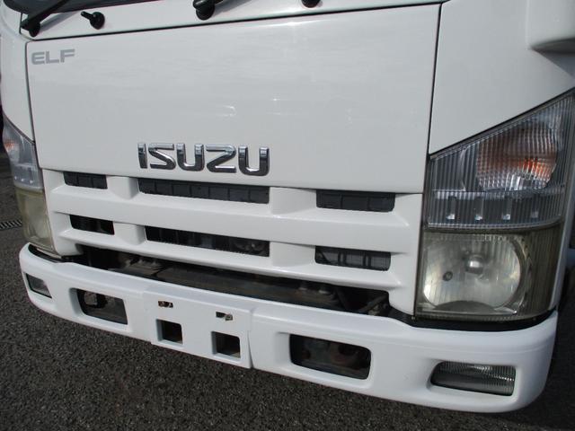 エルフトラック １．９５トン　Ｗキャブ　ロング　全低床　５ＡＴ　乗車定員６人　荷寸３２３／１７９／３８　アオリチェーン　アオリ上アルミカバー　床縞板鉄板　枕木　リアパワーウィンドウ　アイドリングストップ　２トンベース　２トン平　２トンロング　２トン　ダブルキャブ　平　平車（6枚目）