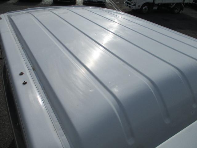 エルフトラック １．９５トン　Ｗキャブ　ロング　全低床　５ＡＴ　乗車定員６人　荷寸３２３／１７９／３８　アオリチェーン　アオリ上アルミカバー　床縞板鉄板　枕木　リアパワーウィンドウ　アイドリングストップ　２トンベース　２トン平　２トンロング　２トン　ダブルキャブ　平　平車（8枚目）