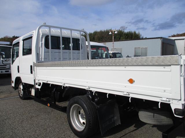 エルフトラック １．９５トン　Ｗキャブ　ロング　全低床　５ＡＴ　乗車定員６人　荷寸３２３／１７９／３８　アオリチェーン　アオリ上アルミカバー　床縞板鉄板　枕木　リアパワーウィンドウ　アイドリングストップ　２トンベース　２トン平　２トンロング　２トン　ダブルキャブ　平　平車（16枚目）