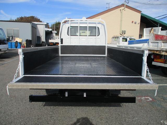 エルフトラック １．９５トン　Ｗキャブ　ロング　全低床　５ＡＴ　乗車定員６人　荷寸３２３／１７９／３８　アオリチェーン　アオリ上アルミカバー　床縞板鉄板　枕木　リアパワーウィンドウ　アイドリングストップ　２トンベース　２トン平　２トンロング　２トン　ダブルキャブ　平　平車（20枚目）