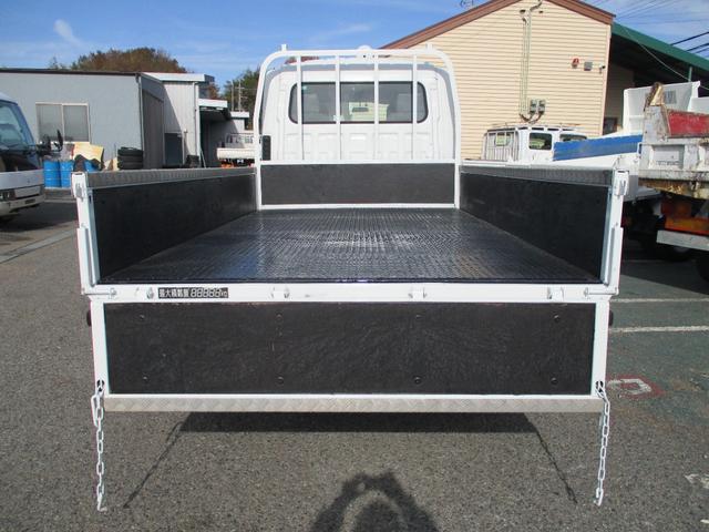 エルフトラック １．９５トン　Ｗキャブ　ロング　全低床　５ＡＴ　乗車定員６人　荷寸３２３／１７９／３８　アオリチェーン　アオリ上アルミカバー　床縞板鉄板　枕木　リアパワーウィンドウ　アイドリングストップ　２トンベース　２トン平　２トンロング　２トン　ダブルキャブ　平　平車（21枚目）