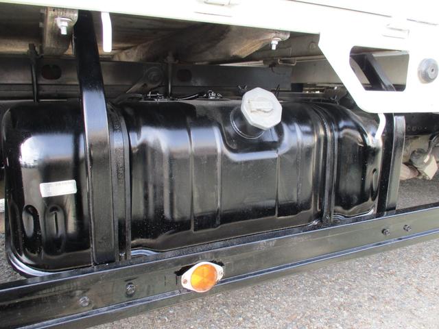 エルフトラック １．９５トン　Ｗキャブ　ロング　全低床　５ＡＴ　乗車定員６人　荷寸３２３／１７９／３８　アオリチェーン　アオリ上アルミカバー　床縞板鉄板　枕木　リアパワーウィンドウ　アイドリングストップ　２トンベース　２トン平　２トンロング　２トン　ダブルキャブ　平　平車（25枚目）