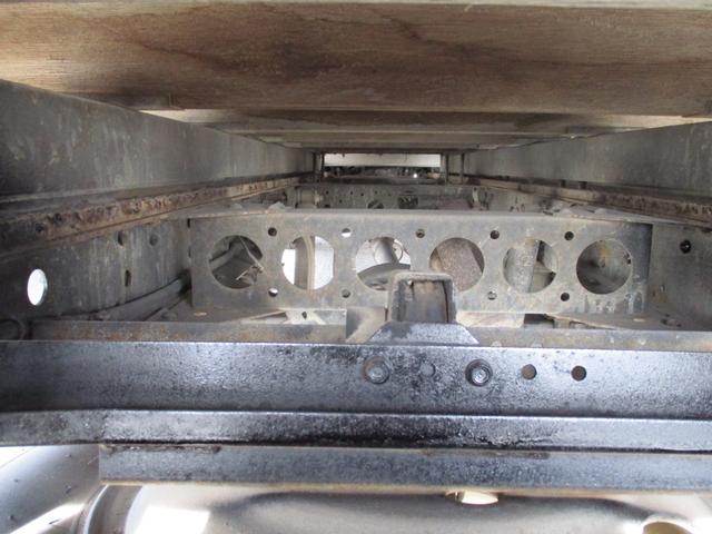 エルフトラック １．９５トン　Ｗキャブ　ロング　全低床　５ＡＴ　乗車定員６人　荷寸３２３／１７９／３８　アオリチェーン　アオリ上アルミカバー　床縞板鉄板　枕木　リアパワーウィンドウ　アイドリングストップ　２トンベース　２トン平　２トンロング　２トン　ダブルキャブ　平　平車（27枚目）