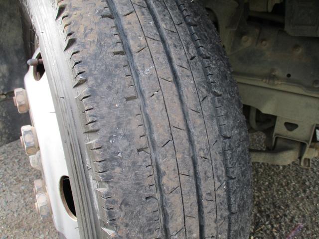 エルフトラック １．９５トン　Ｗキャブ　ロング　全低床　５ＡＴ　乗車定員６人　荷寸３２３／１７９／３８　アオリチェーン　アオリ上アルミカバー　床縞板鉄板　枕木　リアパワーウィンドウ　アイドリングストップ　２トンベース　２トン平　２トンロング　２トン　ダブルキャブ　平　平車（29枚目）