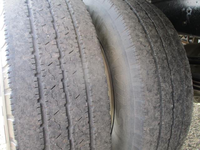 エルフトラック １．９５トン　Ｗキャブ　ロング　全低床　５ＡＴ　乗車定員６人　荷寸３２３／１７９／３８　アオリチェーン　アオリ上アルミカバー　床縞板鉄板　枕木　リアパワーウィンドウ　アイドリングストップ　２トンベース　２トン平　２トンロング　２トン　ダブルキャブ　平　平車（30枚目）