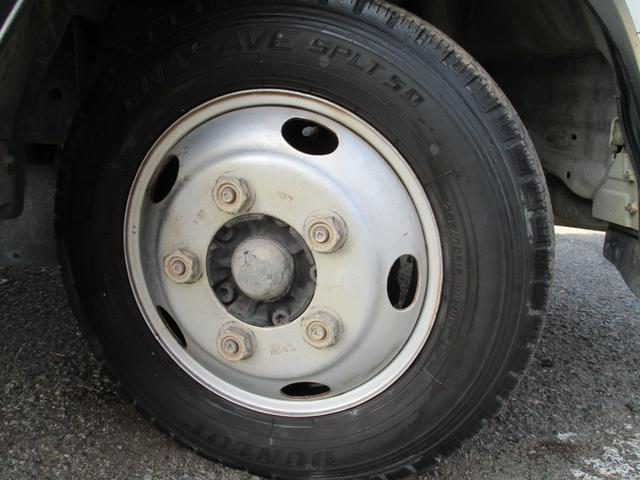 エルフトラック １．９５トン　Ｗキャブ　ロング　全低床　５ＡＴ　乗車定員６人　荷寸３２３／１７９／３８　アオリチェーン　アオリ上アルミカバー　床縞板鉄板　枕木　リアパワーウィンドウ　アイドリングストップ　２トンベース　２トン平　２トンロング　２トン　ダブルキャブ　平　平車（31枚目）