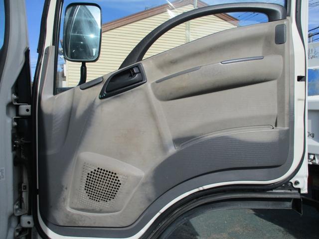 エルフトラック １．９５トン　Ｗキャブ　ロング　全低床　５ＡＴ　乗車定員６人　荷寸３２３／１７９／３８　アオリチェーン　アオリ上アルミカバー　床縞板鉄板　枕木　リアパワーウィンドウ　アイドリングストップ　２トンベース　２トン平　２トンロング　２トン　ダブルキャブ　平　平車（33枚目）