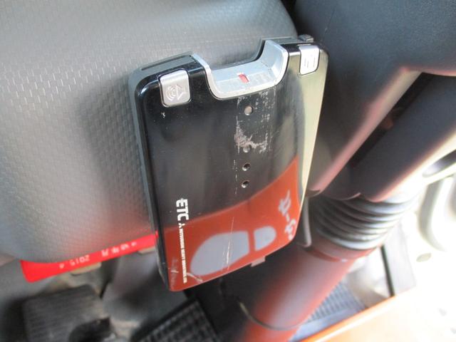 エルフトラック １．９５トン　Ｗキャブ　ロング　全低床　５ＡＴ　乗車定員６人　荷寸３２３／１７９／３８　アオリチェーン　アオリ上アルミカバー　床縞板鉄板　枕木　リアパワーウィンドウ　アイドリングストップ　２トンベース　２トン平　２トンロング　２トン　ダブルキャブ　平　平車（37枚目）