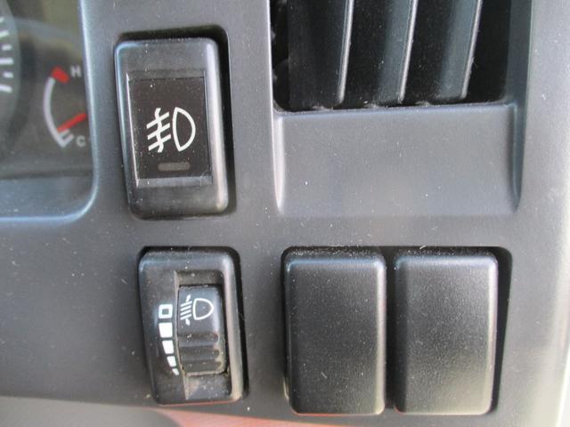 エルフトラック １．９５トン　Ｗキャブ　ロング　全低床　５ＡＴ　乗車定員６人　荷寸３２３／１７９／３８　アオリチェーン　アオリ上アルミカバー　床縞板鉄板　枕木　リアパワーウィンドウ　アイドリングストップ　２トンベース　２トン平　２トンロング　２トン　ダブルキャブ　平　平車（39枚目）