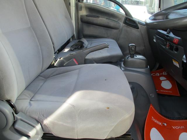 エルフトラック １．９５トン　Ｗキャブ　ロング　全低床　５ＡＴ　乗車定員６人　荷寸３２３／１７９／３８　アオリチェーン　アオリ上アルミカバー　床縞板鉄板　枕木　リアパワーウィンドウ　アイドリングストップ　２トンベース　２トン平　２トンロング　２トン　ダブルキャブ　平　平車（44枚目）