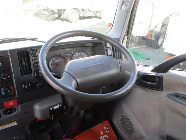 エルフトラック １．９５トン　Ｗキャブ　ロング　全低床　５ＡＴ　乗車定員６人　荷寸３２３／１７９／３８　アオリチェーン　アオリ上アルミカバー　床縞板鉄板　枕木　リアパワーウィンドウ　アイドリングストップ　２トンベース　２トン平　２トンロング　２トン　ダブルキャブ　平　平車（45枚目）