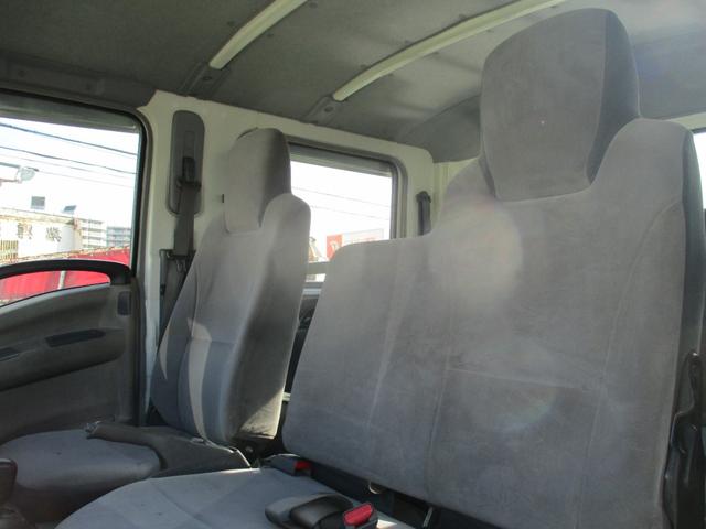 エルフトラック １．９５トン　Ｗキャブ　ロング　全低床　５ＡＴ　乗車定員６人　荷寸３２３／１７９／３８　アオリチェーン　アオリ上アルミカバー　床縞板鉄板　枕木　リアパワーウィンドウ　アイドリングストップ　２トンベース　２トン平　２トンロング　２トン　ダブルキャブ　平　平車（47枚目）