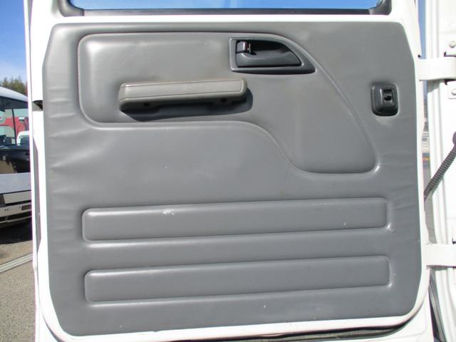 エルフトラック １．９５トン　Ｗキャブ　ロング　全低床　５ＡＴ　乗車定員６人　荷寸３２３／１７９／３８　アオリチェーン　アオリ上アルミカバー　床縞板鉄板　枕木　リアパワーウィンドウ　アイドリングストップ　２トンベース　２トン平　２トンロング　２トン　ダブルキャブ　平　平車（49枚目）