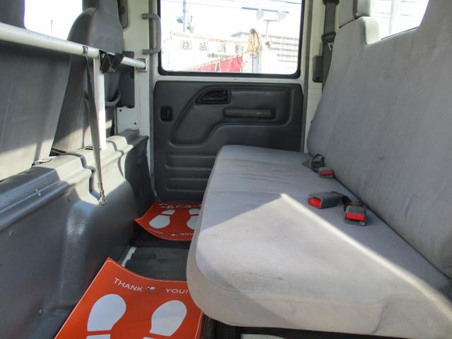 エルフトラック １．９５トン　Ｗキャブ　ロング　全低床　５ＡＴ　乗車定員６人　荷寸３２３／１７９／３８　アオリチェーン　アオリ上アルミカバー　床縞板鉄板　枕木　リアパワーウィンドウ　アイドリングストップ　２トンベース　２トン平　２トンロング　２トン　ダブルキャブ　平　平車（54枚目）