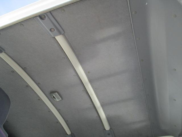 エルフトラック １．９５トン　Ｗキャブ　ロング　全低床　５ＡＴ　乗車定員６人　荷寸３２３／１７９／３８　アオリチェーン　アオリ上アルミカバー　床縞板鉄板　枕木　リアパワーウィンドウ　アイドリングストップ　２トンベース　２トン平　２トンロング　２トン　ダブルキャブ　平　平車（55枚目）