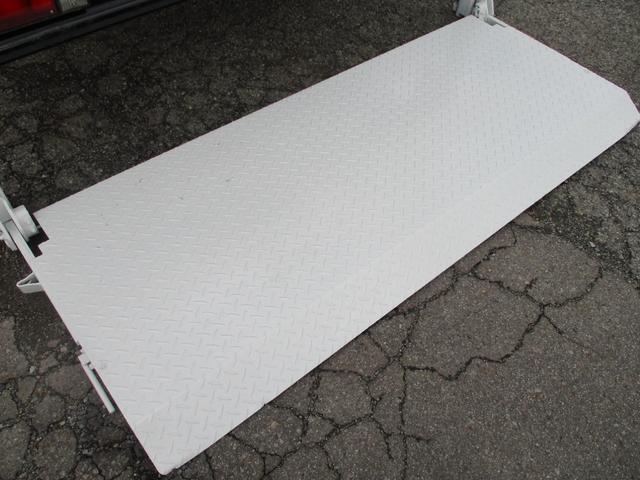 エルフトラック ３．５トン　ワイドロング　全低床　ＭＴ　極東　パワーゲート　昇降６００ｋｇ　荷寸４３１／１９９／３６　極東Ｖ６０２Ｂ－１ＭＫＴ２　床板アピトン　坂道発進補助装置　左電格ミラー　増トン　ＡＳＲ　３トン　４トン　垂直パワーゲート　架装　平　ワイド　ロング（22枚目）