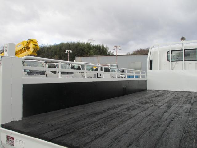 エルフトラック ３．５トン　ワイドロング　全低床　ＭＴ　極東　パワーゲート　昇降６００ｋｇ　荷寸４３１／１９９／３６　極東Ｖ６０２Ｂ－１ＭＫＴ２　床板アピトン　坂道発進補助装置　左電格ミラー　増トン　ＡＳＲ　３トン　４トン　垂直パワーゲート　架装　平　ワイド　ロング（25枚目）