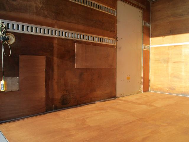 エルフトラック 2トン アルミバン アーム式パワーゲート 全低床 6MT 昇降600kg リモコン 荷寸310/176/20 サイドドア ラッシングレール2段 坂道発進補助装置 アイドリングストップ オーバーヘッドコンソール 2トン車 2トンベース 2トントラック バン(24枚目)