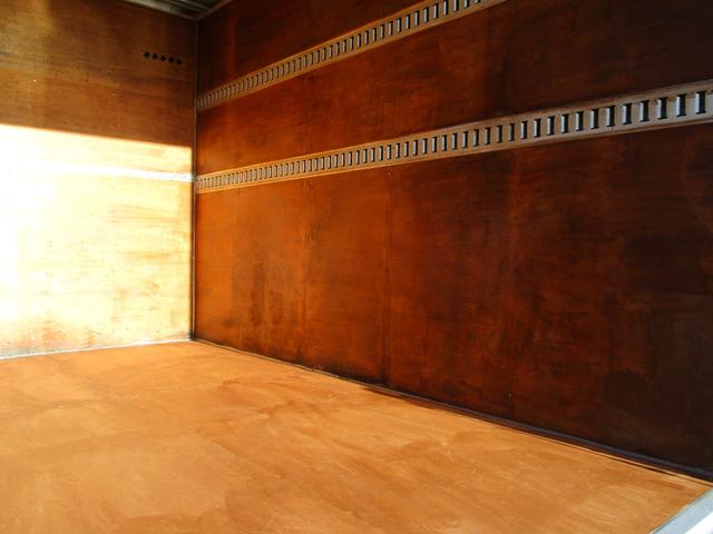 エルフトラック 2トン アルミバン アーム式パワーゲート 全低床 6MT 昇降600kg リモコン 荷寸310/176/20 サイドドア ラッシングレール2段 坂道発進補助装置 アイドリングストップ オーバーヘッドコンソール 2トン車 2トンベース 2トントラック バン(25枚目)