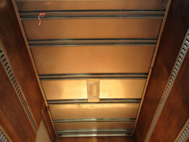 エルフトラック 2トン アルミバン アーム式パワーゲート 全低床 6MT 昇降600kg リモコン 荷寸310/176/20 サイドドア ラッシングレール2段 坂道発進補助装置 アイドリングストップ オーバーヘッドコンソール 2トン車 2トンベース 2トントラック バン(26枚目)