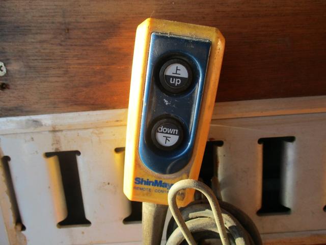 エルフトラック 2トン アルミバン アーム式パワーゲート 全低床 6MT 昇降600kg リモコン 荷寸310/176/20 サイドドア ラッシングレール2段 坂道発進補助装置 アイドリングストップ オーバーヘッドコンソール 2トン車 2トンベース 2トントラック バン(31枚目)