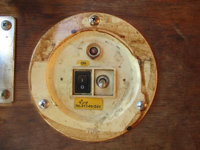 エルフトラック 2トン アルミバン アーム式パワーゲート 全低床 6MT 昇降600kg リモコン 荷寸310/176/20 サイドドア ラッシングレール2段 坂道発進補助装置 アイドリングストップ オーバーヘッドコンソール 2トン車 2トンベース 2トントラック バン(32枚目)