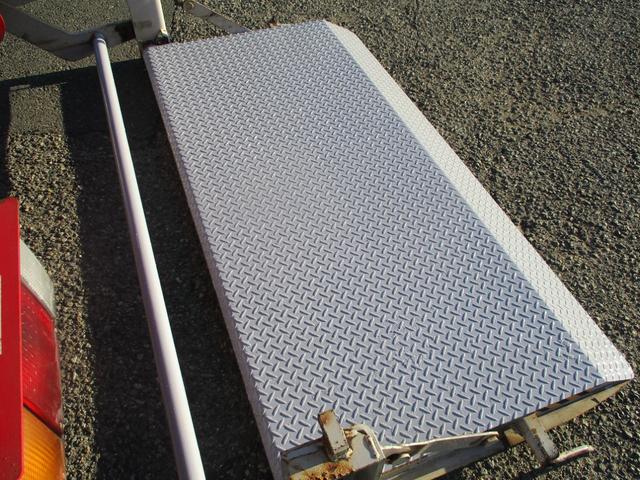 エルフトラック 2トン アルミバン アーム式パワーゲート 全低床 6MT 昇降600kg リモコン 荷寸310/176/20 サイドドア ラッシングレール2段 坂道発進補助装置 アイドリングストップ オーバーヘッドコンソール 2トン車 2トンベース 2トントラック バン(40枚目)