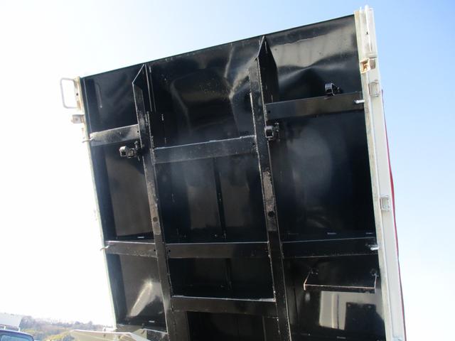 キャンター ３トン　強化ダンプ　高床　５速ＭＴ　コボレーン　ピン加工　荷寸３０４－１５９－３７　４ナンバー　ＥＴＣ　１５０馬力　新明和　左電格ミラー　衝突被害軽減ブレーキ　ルーフキャリア　ＡＢＳ　ピン　車線逸脱警報装置　横滑り抑制機能　小型　４ナンバー　２トン車（19枚目）