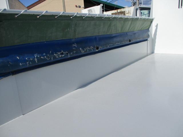 キャンター ３トン　強化ダンプ　全低床　５速ＭＴ　コボレーン　あゆみ掛け　荷寸３０４－１５９－３７　４ナンバー　１５０馬力　極東製　左電格ミラー　枕木　ＡＢＳ　車線逸脱警報装置　２トン車　オーバーヘッドコンソール　地上高８６ｃｍ　コボレーンシート　盗難防止システム　小型（18枚目）
