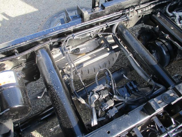 キャンター ３トン　強化ダンプ　全低床　５速ＭＴ　コボレーン　あゆみ掛け　荷寸３０４－１５９－３７　４ナンバー　１５０馬力　極東製　左電格ミラー　枕木　ＡＢＳ　車線逸脱警報装置　２トン車　オーバーヘッドコンソール　地上高８６ｃｍ　コボレーンシート　盗難防止システム　小型（22枚目）