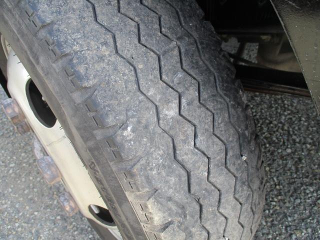 キャンター ３トン　強化ダンプ　全低床　５速ＭＴ　コボレーン　あゆみ掛け　荷寸３０４－１５９－３７　４ナンバー　１５０馬力　極東製　左電格ミラー　枕木　ＡＢＳ　車線逸脱警報装置　２トン車　オーバーヘッドコンソール　地上高８６ｃｍ　コボレーンシート　盗難防止システム　小型（27枚目）