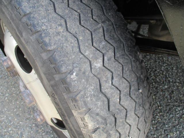 キャンター ３トン　強化ダンプ　全低床　５速ＭＴ　コボレーン　あゆみ掛け　荷寸３０４－１５９－３７　４ナンバー　１５０馬力　極東製　左電格ミラー　枕木　ＡＢＳ　車線逸脱警報装置　２トン車　オーバーヘッドコンソール　地上高８６ｃｍ　コボレーンシート　盗難防止システム　小型（28枚目）