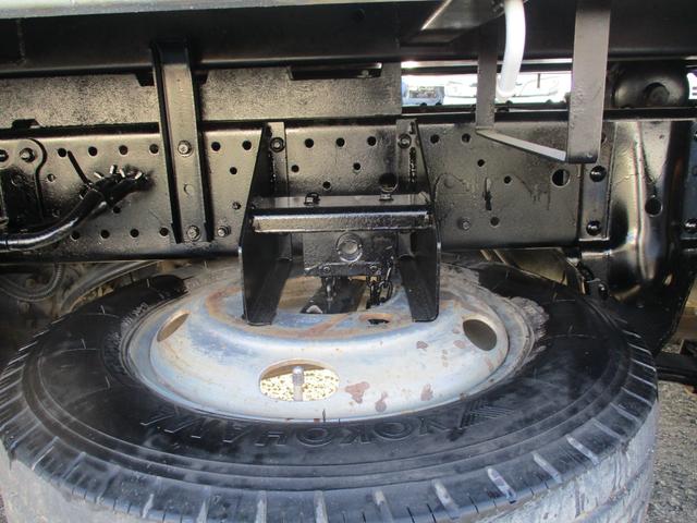 エルフトラック ２トン　強化ダンプ　極東製　全低床　５速ＭＴ　コボレーン　レベライザ　坂道発進補助装置　ロープフック　　床板鉄板　荷台塗装　スペアタイヤ　取扱説明書　２トンダンプ　２トン車　２トンベース　ダンプ　極東ダンプ　ミッション　マニュアル　ＭＴ　極東開発工業（20枚目）