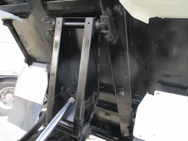 エルフトラック ３トン　強化ダンプ　極東製　全低床　６速ＭＴ　コボレーン　荷寸３０４－１５９－３７　ピン加工１箇所　あゆみ掛け４ヶ所　ＥＴＣ　１５０馬力　４ナンバー　ピン　ＡＢＳ　ＡＳＲ　ＥＣＯＮＯ　コボレーンシート　坂道発進補助装置　ターボ　ＤＤ０２－３１　４ＪＪ１（19枚目）