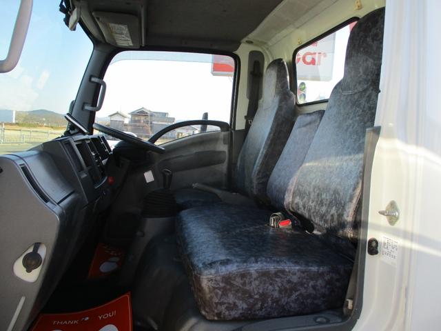 エルフトラック ２トン　２．６３トン吊り　３段クレーン　ラジコン　フックイン　古河ユニック製　全低床　６速ＭＴ　荷寸２６５／１８０／３８　床フック左右４箇所対　アオリチェーン　ＥＴＣ　ドライブレコーダー　アイドリングストップ　坂道発進補助装置　バックカメラ　２ｔ　２Ｔ（68枚目）