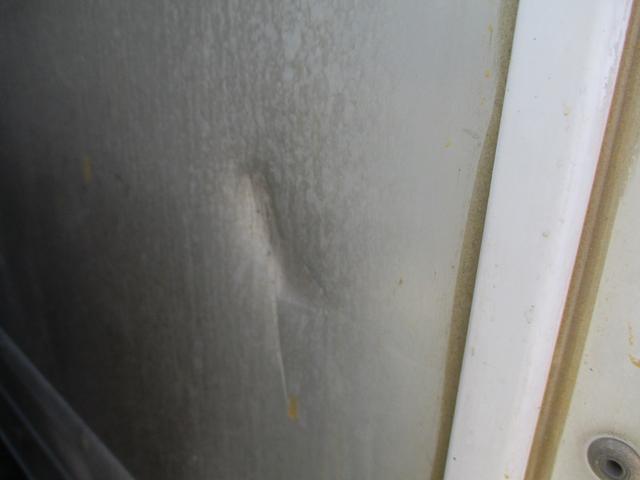 デュトロ ２トン　標準ロング　アルミバン　６ＡＴ　全低床　バックカメラ　荷寸４２２－１７５－２０４　サイドドア　ラッシングレール左右２段ずつ　リア観音扉　左電格ミラー　ターボ　１３６馬力　ＡＢＳ　後輪灯　日野自動車製　両側オーバーヘッドコンソール　２ｔ　２Ｔ　ＡＴ（12枚目）