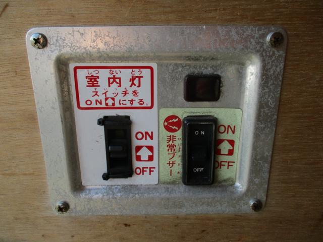 デュトロ ２トン　標準ロング　アルミバン　６ＡＴ　全低床　バックカメラ　荷寸４２２－１７５－２０４　サイドドア　ラッシングレール左右２段ずつ　リア観音扉　左電格ミラー　ターボ　１３６馬力　ＡＢＳ　後輪灯　日野自動車製　両側オーバーヘッドコンソール　２ｔ　２Ｔ　ＡＴ（32枚目）